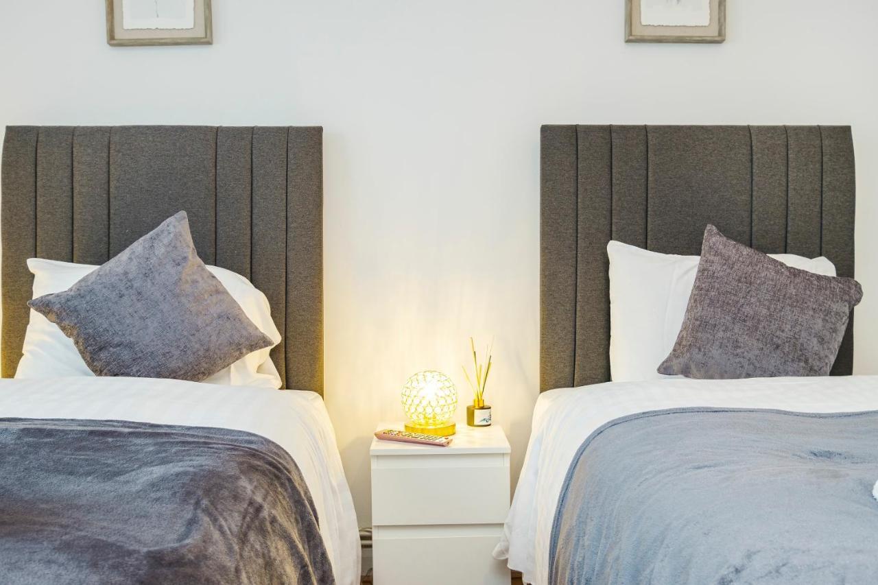 Spacious 3 Bed 1 Bath Hse W Guest Toilet W Parking Near Excel - E16 London Exterior foto